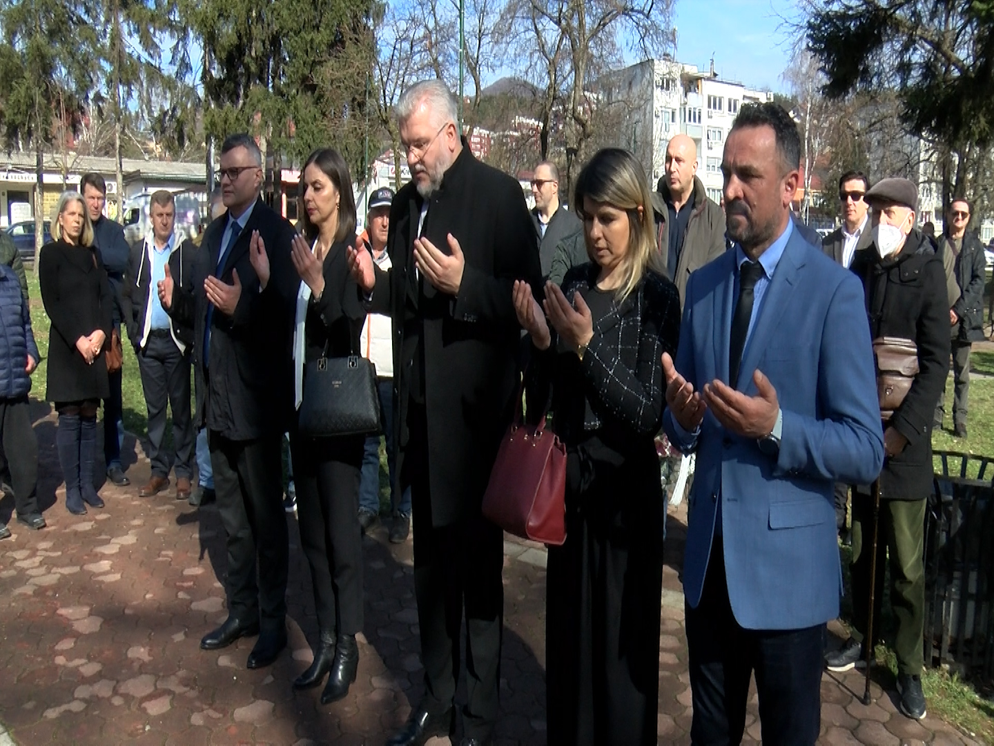 POVODOM DANA REINTEGRACIJE OPĆINE VOGOŠĆA POLOŽENO CVIJEĆE NA SPOMEN OBILJEŽJIMA