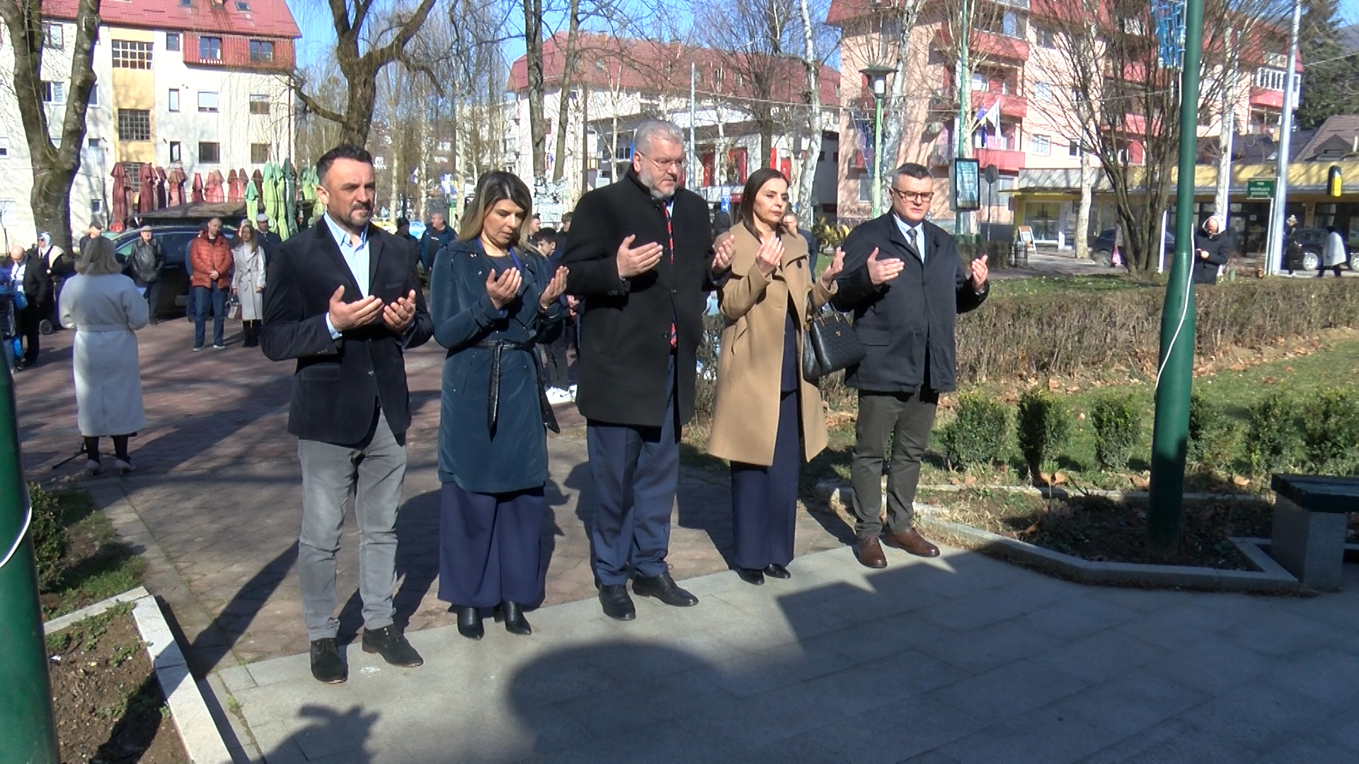 POLAGANJEM CVIJEĆA I ODAVANJEM POČASTI ŠEHIDIMA I POGINULIM BORCIMA, CŽR I UBIJENIM LOGORAŠIMA OBILJEŽEN DAN NEZAVISNOSTI BiH