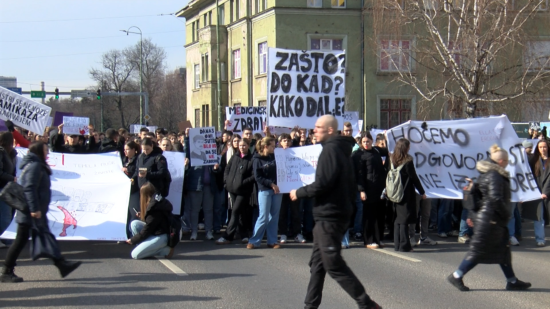 U SARAJEVU I DANAS PROTESTI: GRAĐANI TRAŽE OSTAVKE SVIH ODGOVORNIH U LANCU JAVNOG PREVOZA, OVO SU 4 KLJUČNA ZAHTJEVA