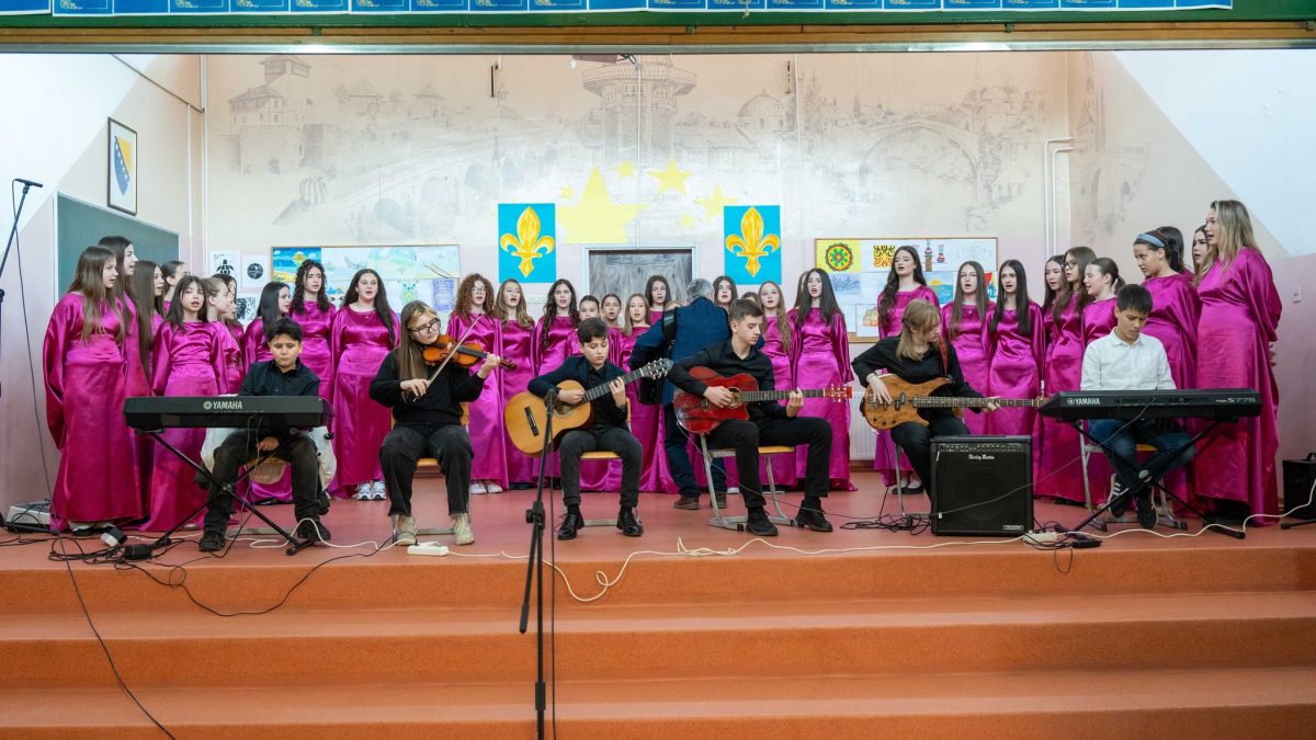 ODRŽANA REVIJA UČENIKA OSNOVNIH ŠKOLA: NAJUSPJEŠNIJA OŠ “MIRSAD PRNJAVORAC”