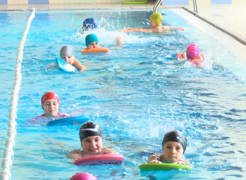 NA VOGOŠĆANSKOM BAZENU POČEO SA REALIZACIJOM PROJEKAT ŠKOLE PLIVANJA ZA UČENIKE ČETVRTIH RAZREDA
