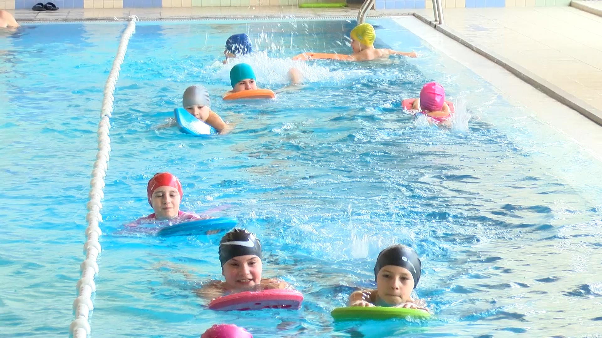 NA VOGOŠĆANSKOM BAZENU POČEO SA REALIZACIJOM PROJEKAT ŠKOLE PLIVANJA ZA UČENIKE ČETVRTIH RAZREDA