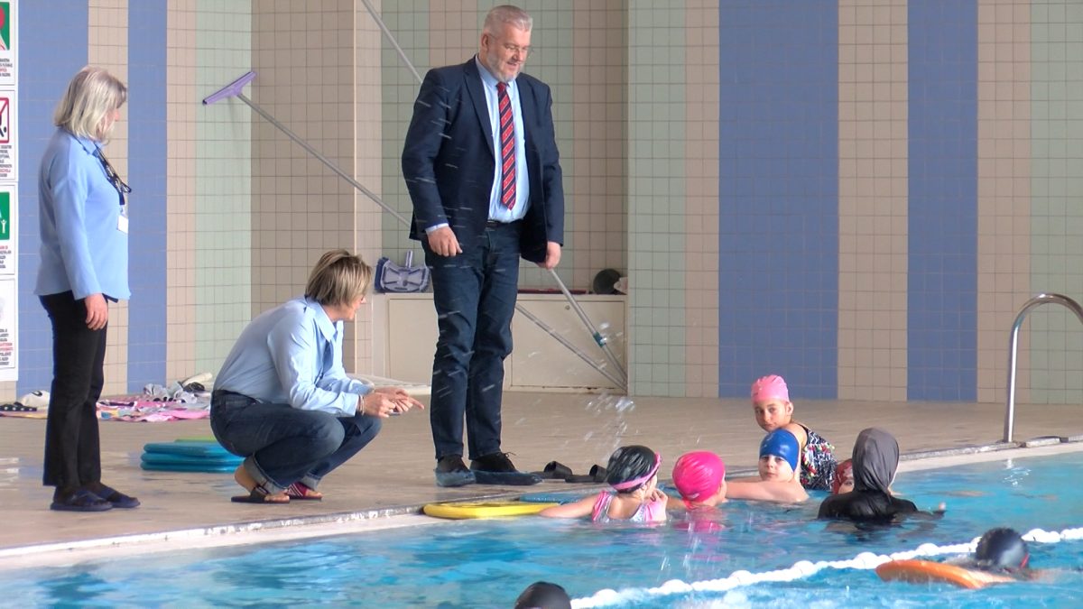OPĆINSKI NAČELNIK MIGDAD HASANOVIĆ POSJETIO ŠKOLARCE NA VOGOŠĆANSKOM BAZENU