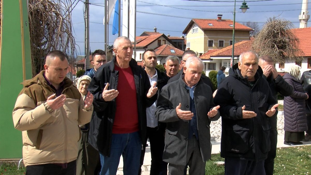 DAN ŠEHIDA: POLOŽENO CVIJEĆE I PROUČENA FATIHA NA SVIM ŠEHITLUCIMA I SPOMEN-OBILJEŽJIMA