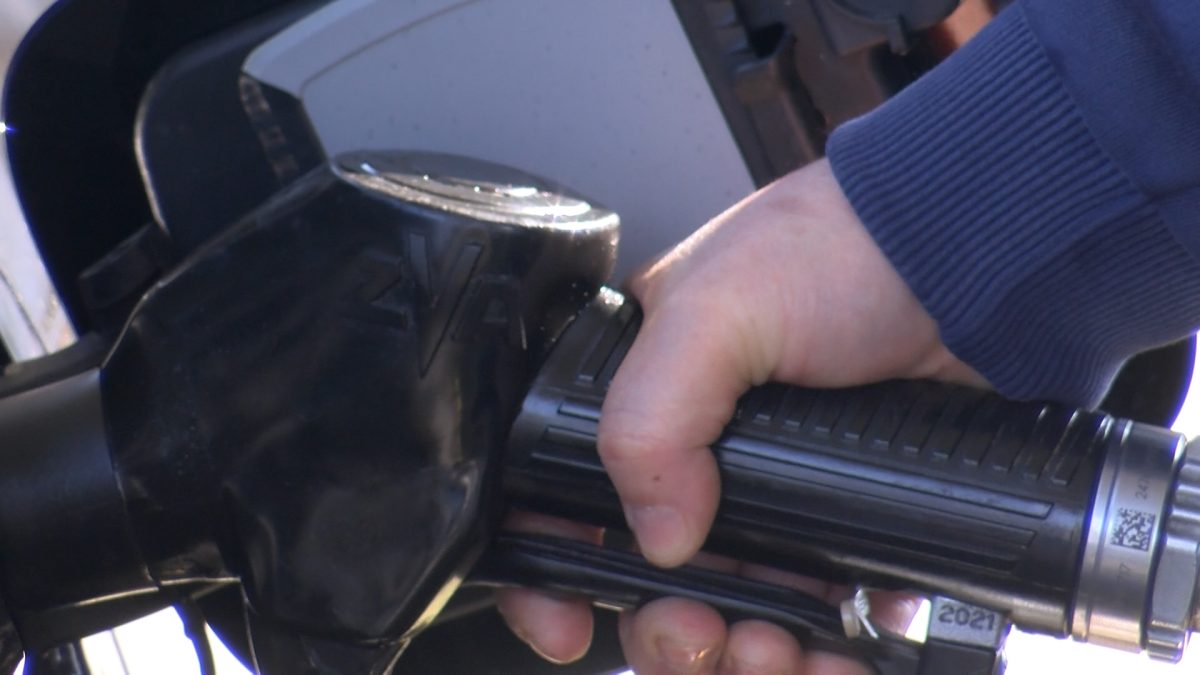 PANIKA NA PUMPAMA U BIH – GRAĐANI TOČE GORIVO U REKORDNIM KOLIČINAMA