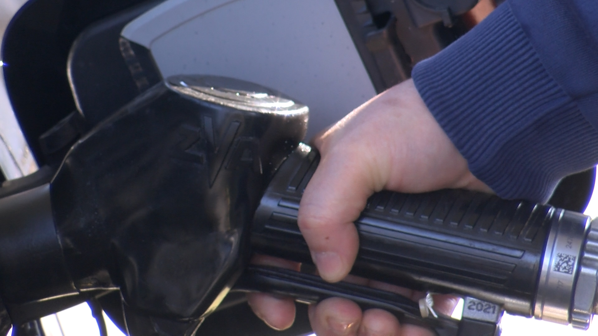 PANIKA NA PUMPAMA U BIH – GRAĐANI TOČE GORIVO U REKORDNIM KOLIČINAMA