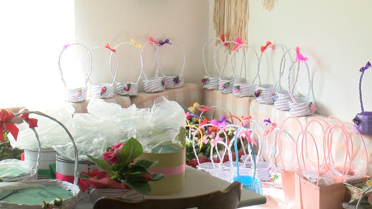 VRIJEDNE RUKE I VELIKO SRCE: HUMANITARNI OSMOMARTOVSKI BAZAR UDRUŽENJA „KORAK VIŠE“ U VOGOŠĆI