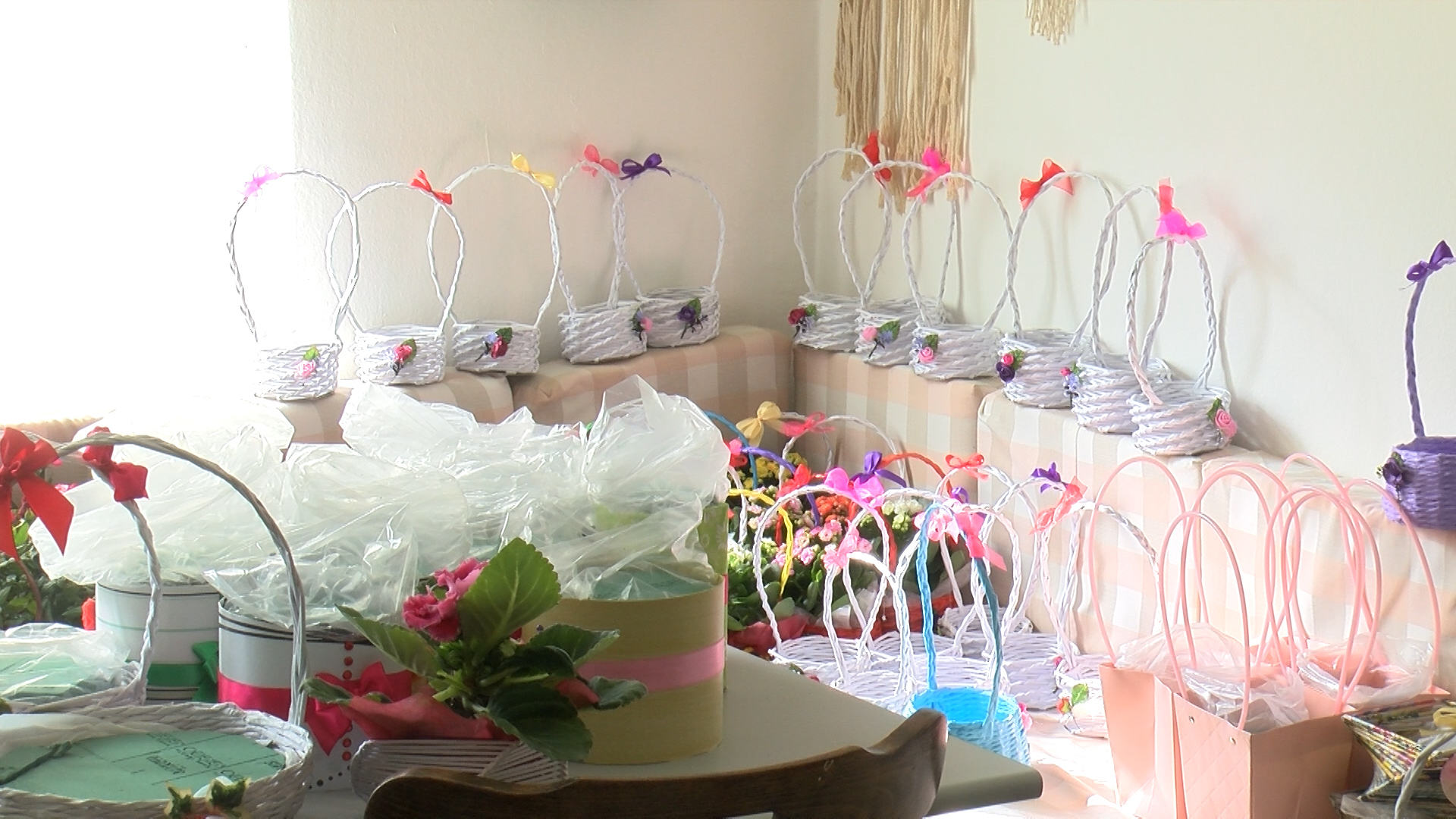 VRIJEDNE RUKE I VELIKO SRCE: HUMANITARNI OSMOMARTOVSKI BAZAR UDRUŽENJA „KORAK VIŠE“ U VOGOŠĆI