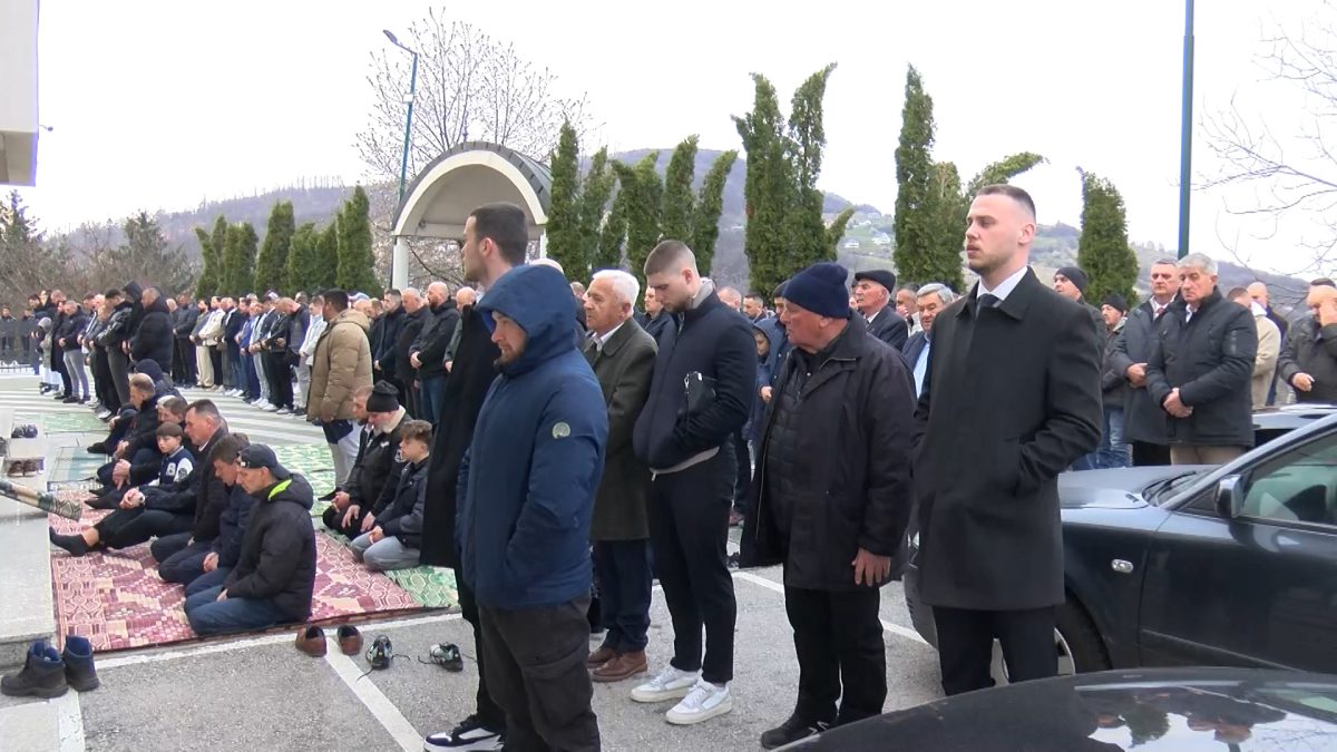  U PREPUNOJ ADIL-BEGOVOJ DŽAMIJI NA KOBILJOJ GLAVI KLANJAN BAJRAM NAMAZ