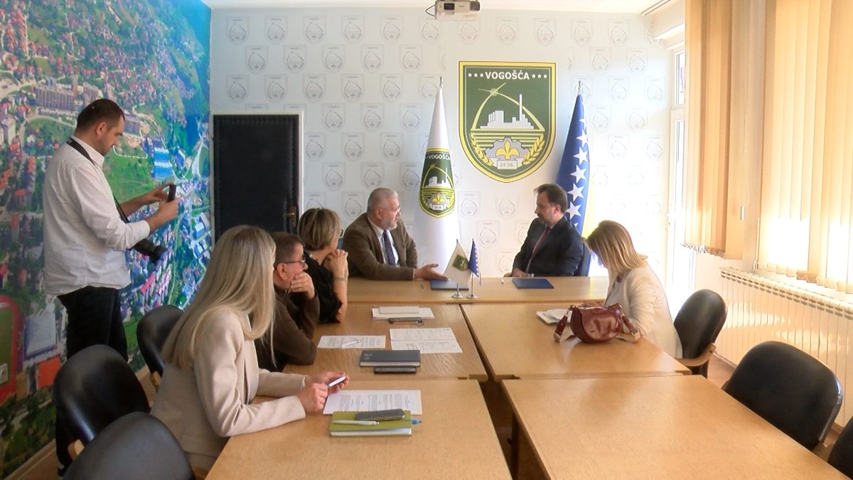 POTPISAN SPORAZUM O REALIZACIJI PROJEKTA UREĐENJA DJEČIJIH I SPORTSKIH IGRALIŠTA U VOGOŠĆI