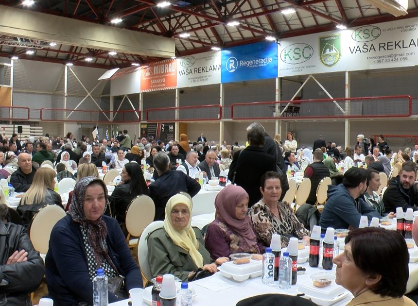 SDA ORGANIZOVALA  IFTAR U VOGOŠĆI