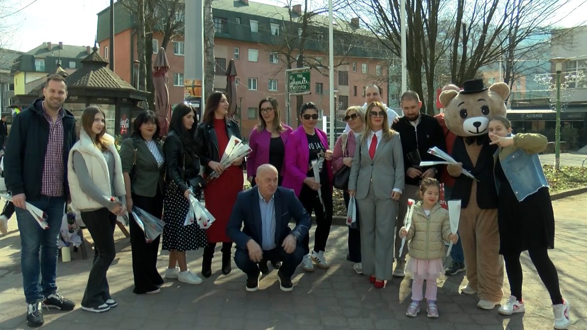 PODJELOM KARANFILA SUGRAĐANKAMA ČESTITALI 8. MART