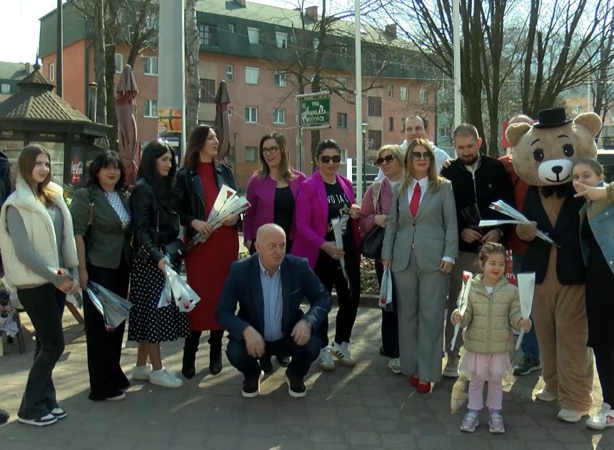 PODJELOM KARANFILA SUGRAĐANKAMA ČESTITALI 8. MART