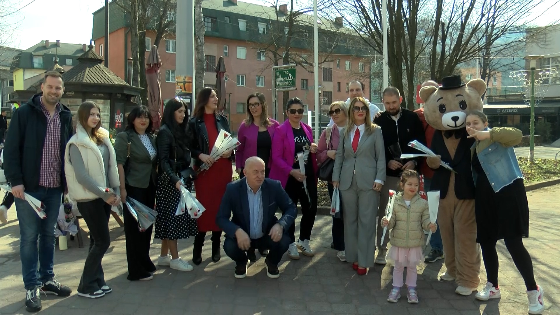 PODJELOM KARANFILA SUGRAĐANKAMA ČESTITALI 8. MART