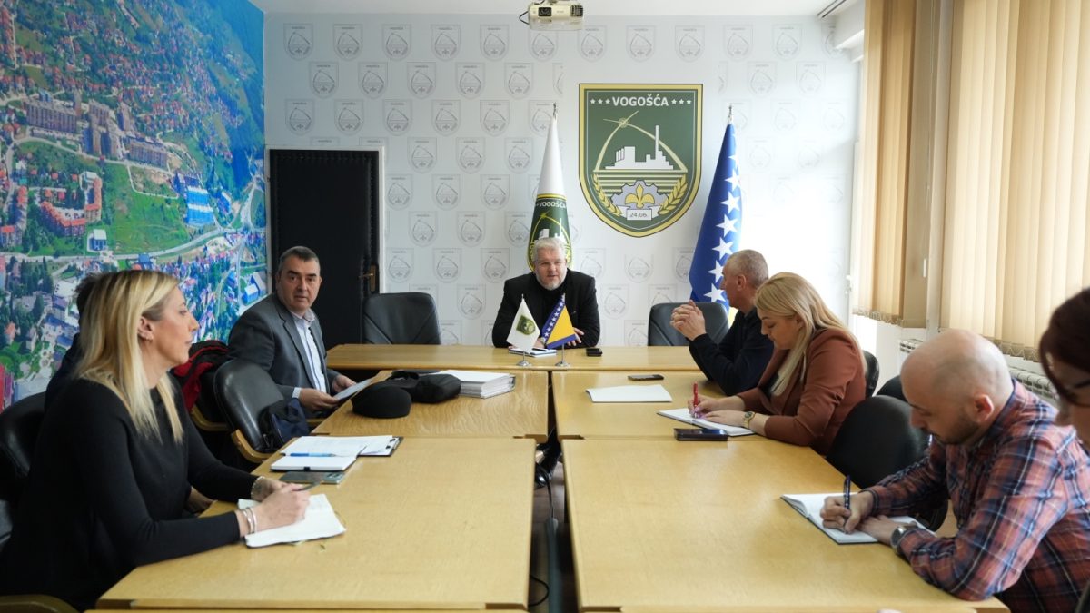 U VOGOŠĆI ODRŽAN SASTANAK O NASTAVKU UREĐENJA KORITA RIJEKE BOSNE
