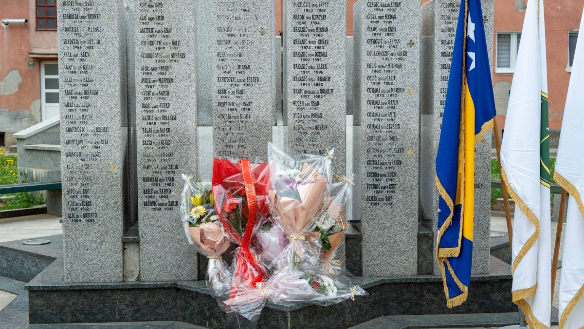 POLAGANJEM CVIJEĆA I SVEČANIM PROGRAMOM OBILJEŽEN 15.APRIL DAN ARMIJE RBIH