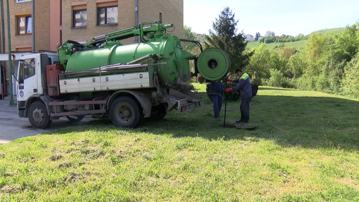 STANOVNICI ULICE BRAĆE KRŠO VEĆ DANIMA SUOČAVAJU SE S OZBILJNIM PROBLEMOM – ZAČEPLJENOM KANALIZACIJOM