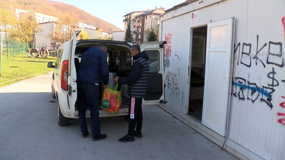 NA PUNKTU KUHINJE CRVENOG KRIŽA JEDNODNEVNI OBROCI ZA 76 KORISNIKA