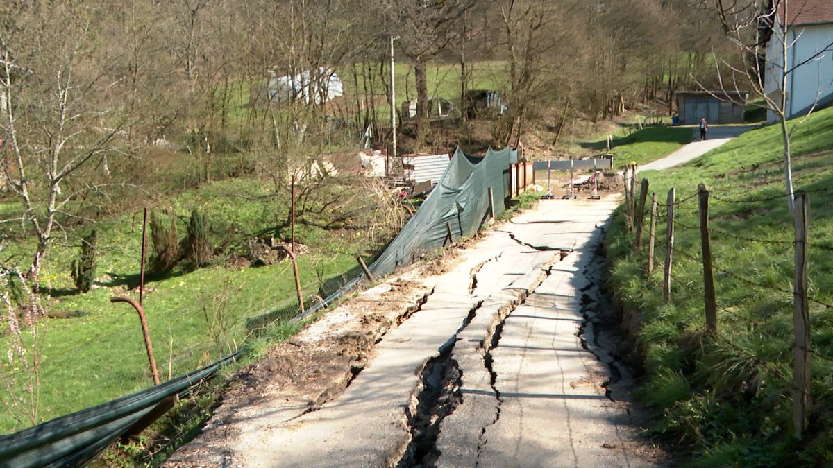 OBILNIJE KIŠNE PADAVINE AKTIVIRALE SU KLIZIŠTE U ULICI MUJE ŠEJTE
