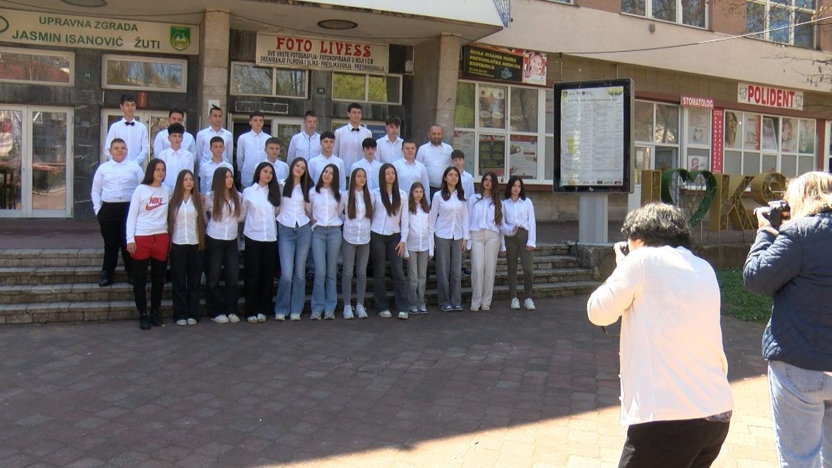 MATURANTI ISPISALI USPOMENE OBJEKTIVOM