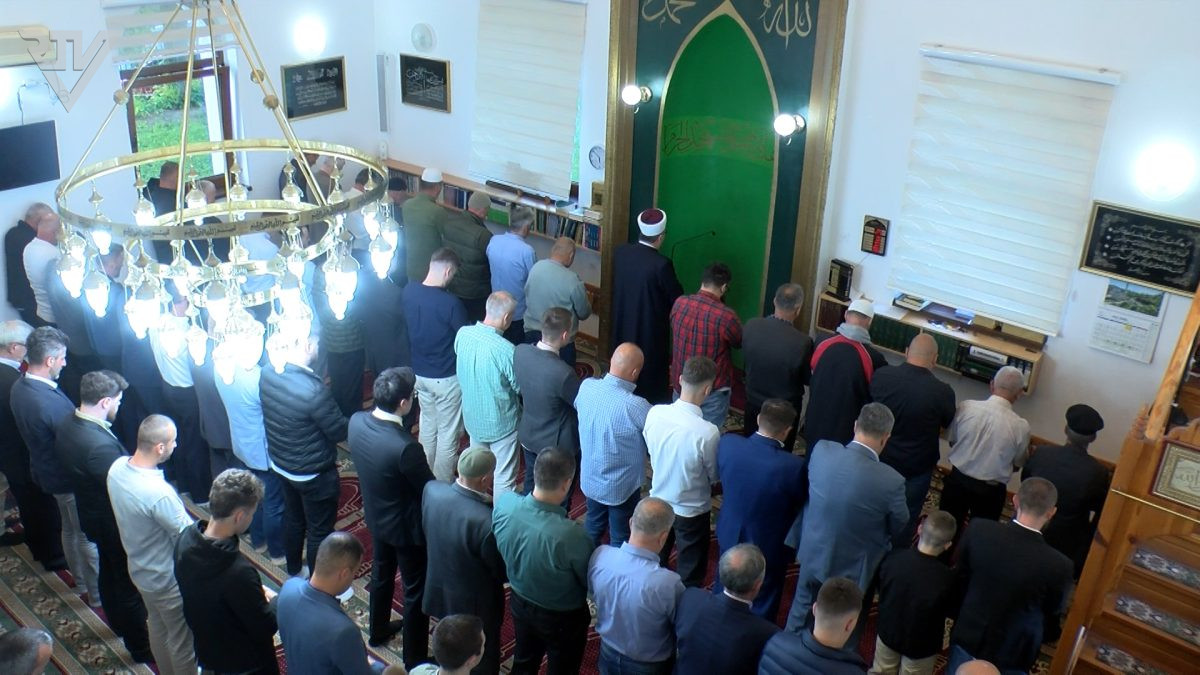 BAJRAM NAMAZ KLANJAN U VOGOŠĆANSKIM DŽAMIJAMA