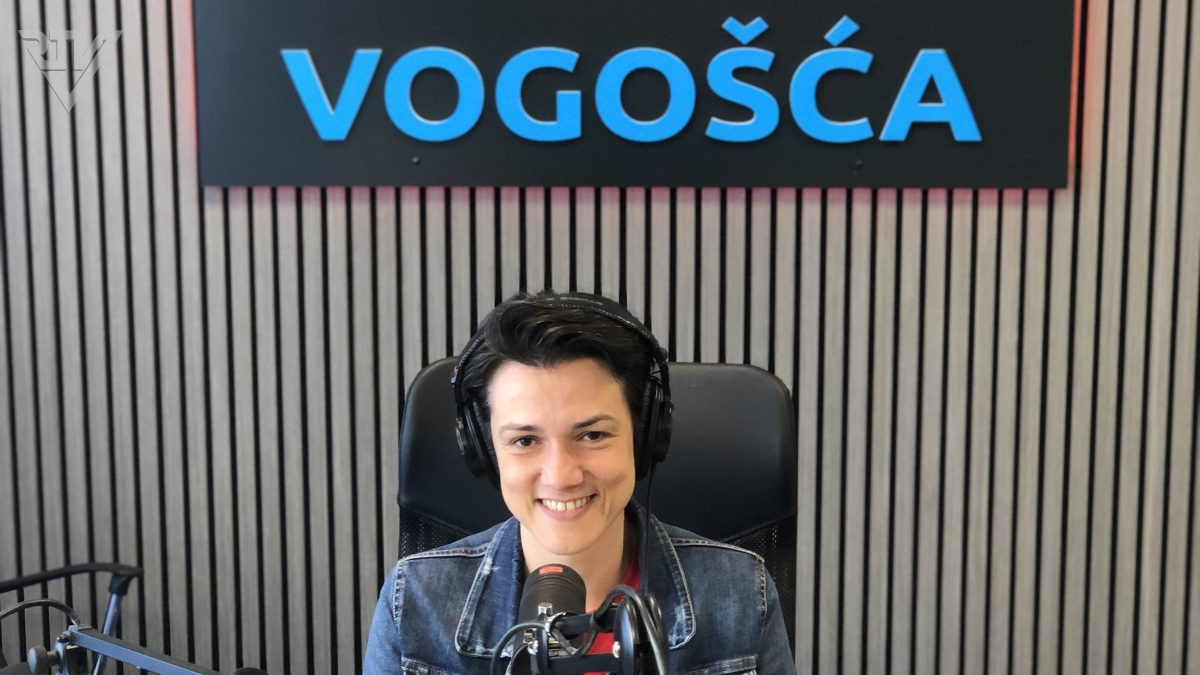 GOSTOVANJE DIREKTORICE KONAKOVIĆ NA RADIJU VOGOŠĆA. TEMA: NADOLAZEĆA MANIFESTACIJA „VOGOŠĆANSKI DANI“