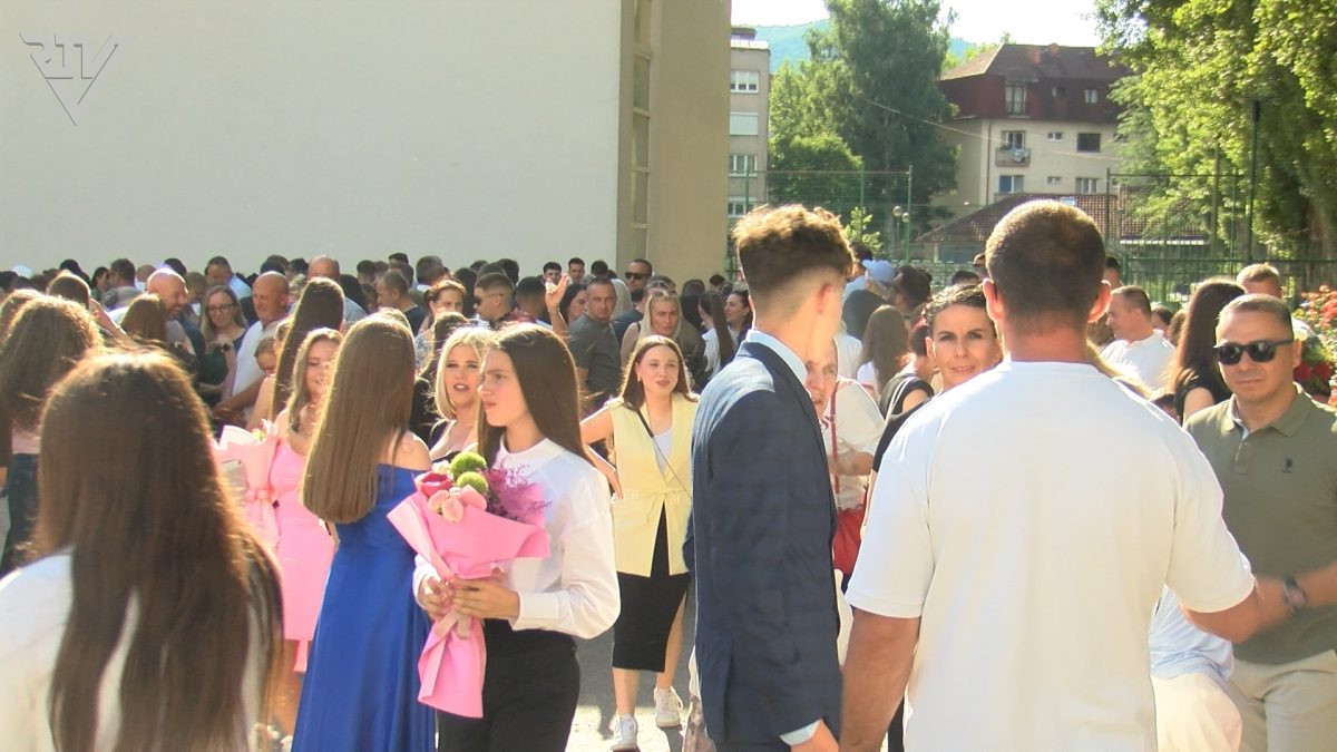 VOGOŠĆANSKI MATURANTI APLAUZIMA ISPRAĆENI U NOVO ŽIVOTNO POGLAVLJE