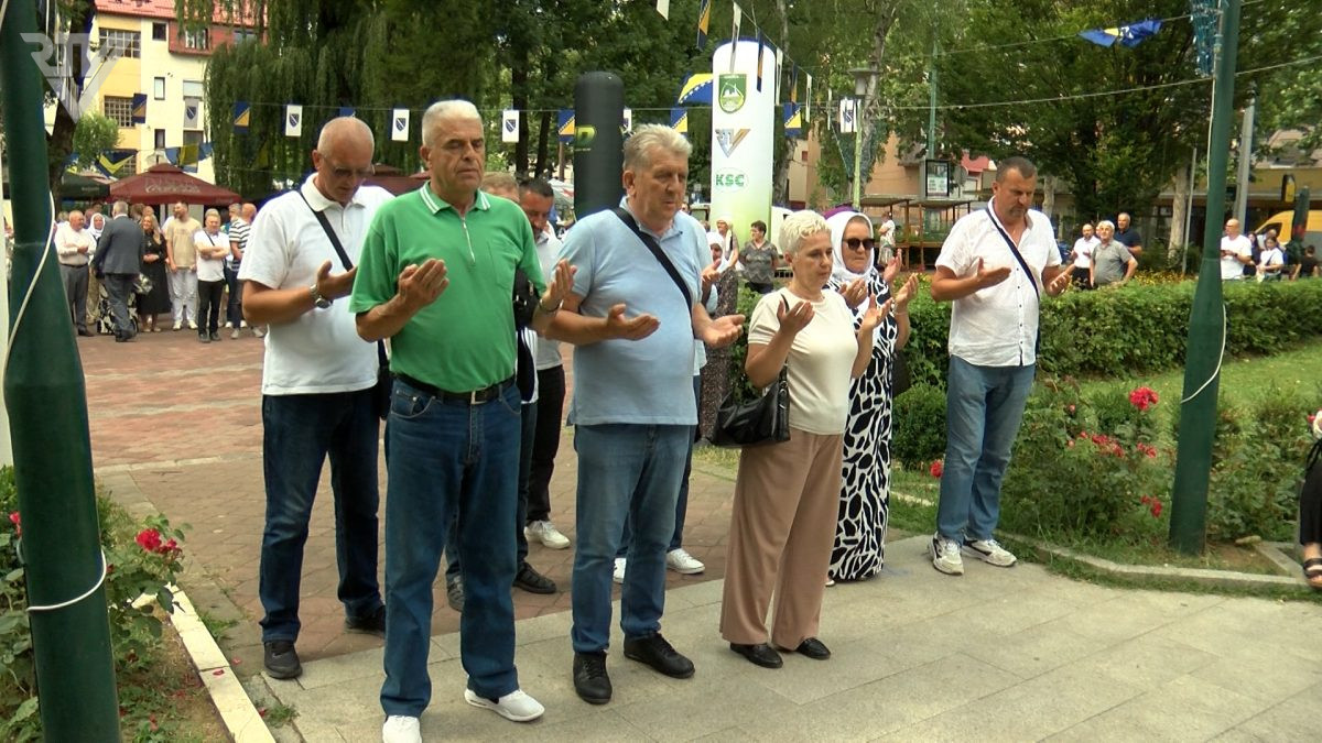 DAN OPĆINE VOGOŠĆA: PROČITANA IMENA ŠEHIDA I POLOŽENO CVIJEĆE NA SPOMEN-OBILJEŽJIMA U VOGOŠĆI