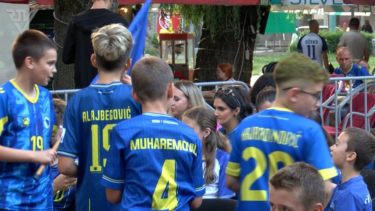 BROJNI VOGOŠĆANI ISPRED KSC-A SLAVILI POBJEDU NOGOMETNE REPREZENTACIJE BIH