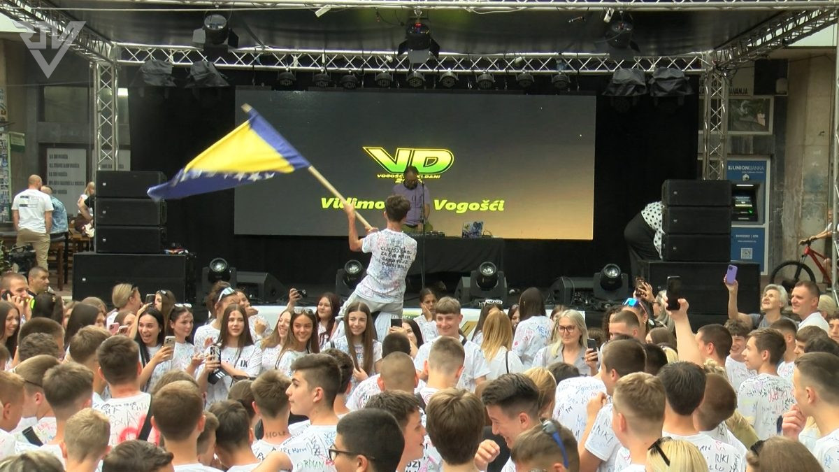 UZ PJESMU, OSMIJEHE I APLAUZE: VOGOŠĆANSKI ZAMBACI ISPRATILI JOŠ JEDNU GENERACIJU MATURANATA