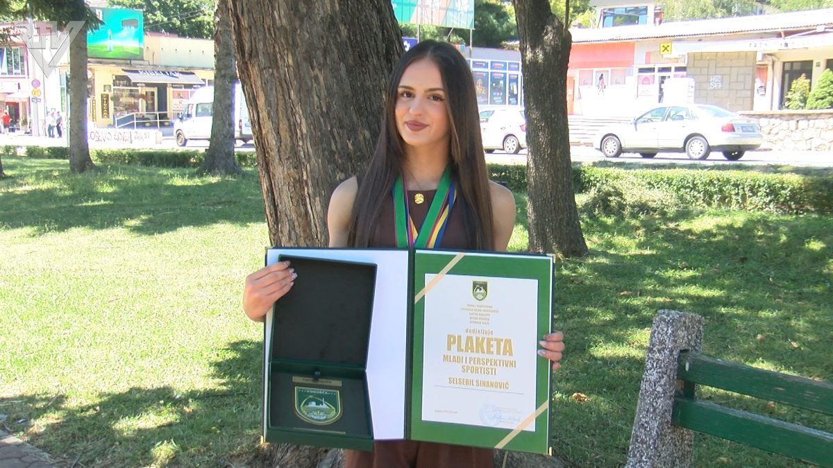 SELSEBIL SINANOVIĆ – DOBITNICA PLAKETE “MLADA I PERSPEKTIVNA SPORTISTKINJA OPĆINE VOGOŠĆA”