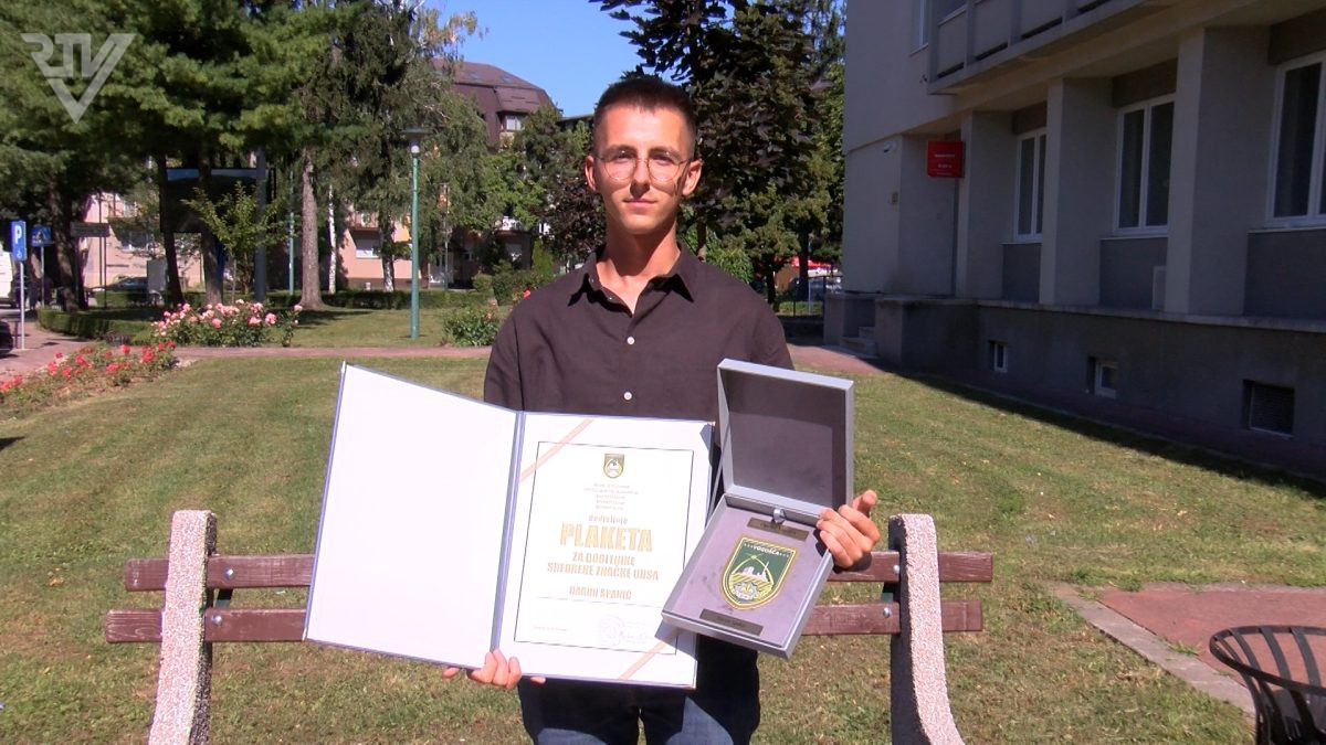 ZNANJE OSTAVLJA TRAG – HARUN SPAHIĆ MEĐU NAGRAĐENIM MLADIM VOGOŠĆANIMA