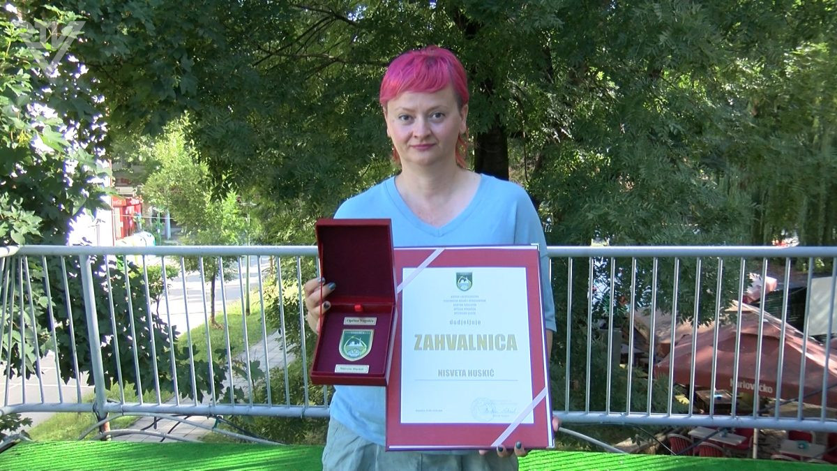 NISVETI HUSKIĆ URUČENA ZAHVALNICA OPĆINE VOGOŠĆA