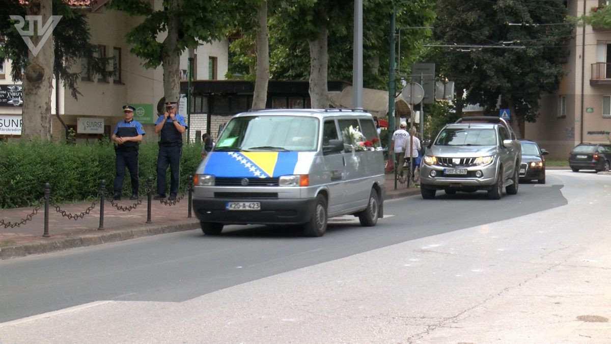 TABUT ĐEME HADŽIĆA STIGAO U RODNE TIHOVIĆE: SJEĆANJE NA ŽRTVE NE BLIJEDI