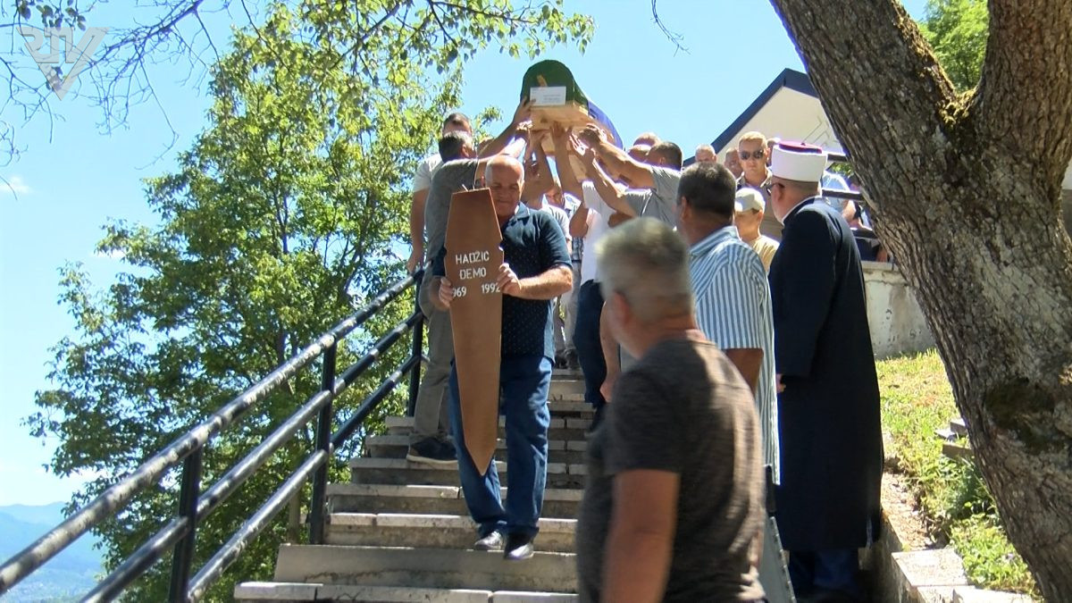 OBILJEŽENA 34. GODIŠNJICA ZLOČINA NAD MJEŠTANIMA TIHOVIĆA, KLANJANJA DŽENAZA ĐEMI HADŽIĆU