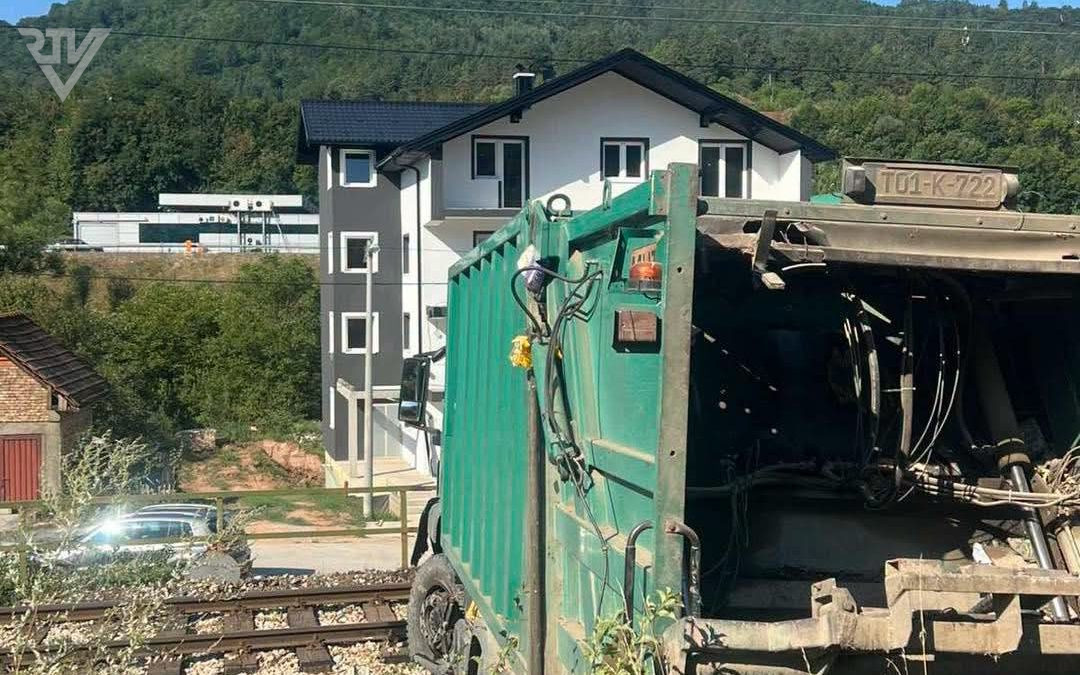 SEMIZOVAC: AUTOMOBIL SE ZABIO U VOZILO RAD-a