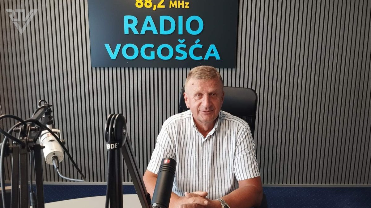 GOST JUTARNJEG PROGRAMA RADIJA VOGOŠĆA OMER HASANOVIĆ, PREDSJEDNIK UDRUŽENJA DOBITNIKA NAJVEĆEG RATNOG PRIZNANJA „ZLATNI LJILJAN I ZLATNA POLICIJSKA ZNAČKA“ OPĆINE VOGOŠĆA