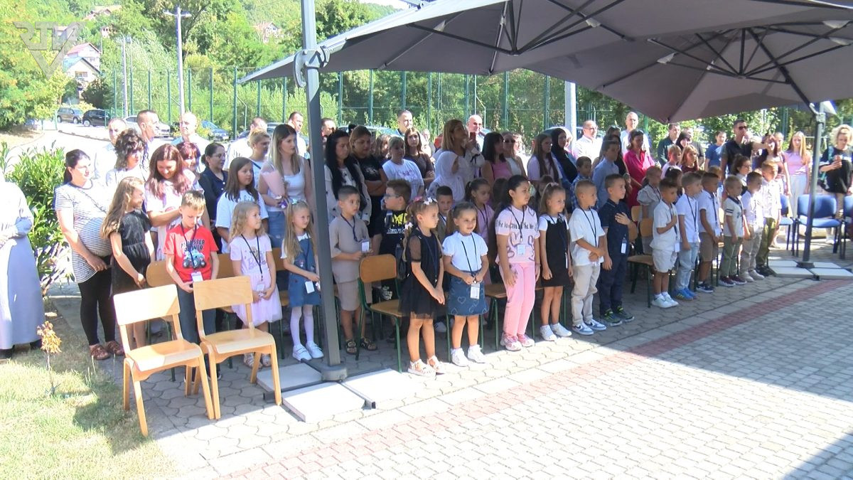OŠ “PORODICE EF. RAMIĆ”: PRVI ŠKOLSKI DAN UZ OSMIJEHE, UZBUĐENJE I PUNE ŠKOLSKE RUKSAKE