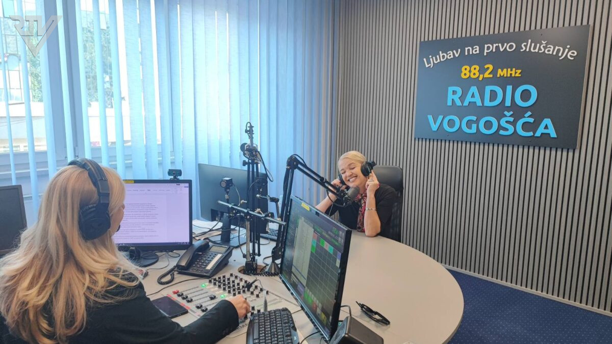 KNJIŽEVNICA ELMIRA HELAĆ – MEKIĆ U JUTARNJEM PROGRAMU RADIJA VOGOŠĆA NAJAVILA KNJIŽEVNU NOĆ