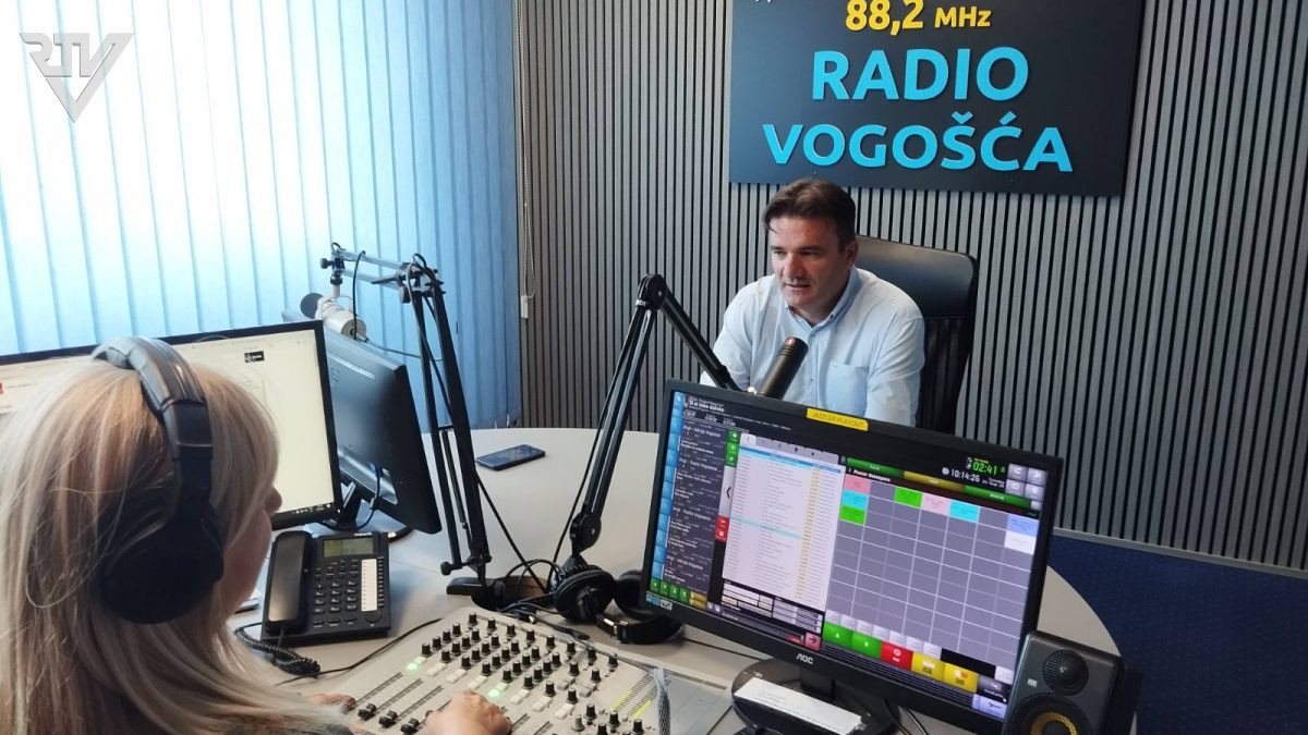 U SŠC VOGOŠĆA UPRILIČENA SVEČANOST ZA UČENIKE PRVOG RAZREDA: GOST JUTARNJEG PROGRAMA RADIJA VOGOŠĆA ELVIR SUĆESKA, DIREKTOR SŠC VOGOŠĆA
