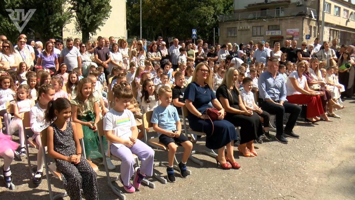 PRVAČIĆIMA U OŠ „MIRSAD PRNJAVORAC” PODIJELJENI RUKSACI I ŠKOLSKI PRIBOR
