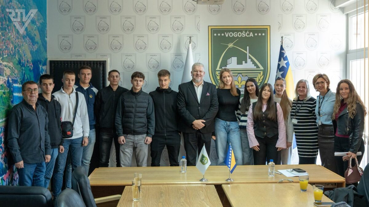 SREDNJOŠKOLCI KROZ PROJEKT SOCIJALNI DAN STEKLI RADNO ISKUSTVO U OPĆINI VOGOŠĆA